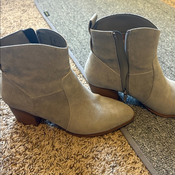 Amazon Essentials Light Gray Ankle Booties - Picture 9 of 9